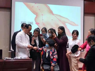 开封市政协主席曹忠良莅临清明上河园惟一堂调研