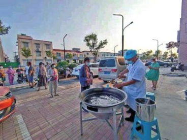 开封村医何传义利用专长来抗疫!熬制“大锅汤”免费发放