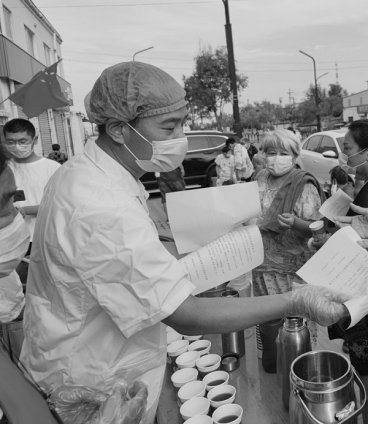 “多熬一碗药,就能多帮一位村民”–何传义