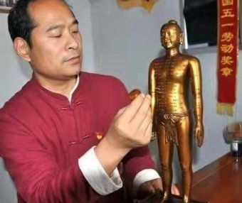 中医非遗项目传承人何传义：针灸演绎大爱人生