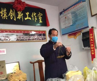 中医非遗传承人何传义不间断为疫情一线送抗疫中药